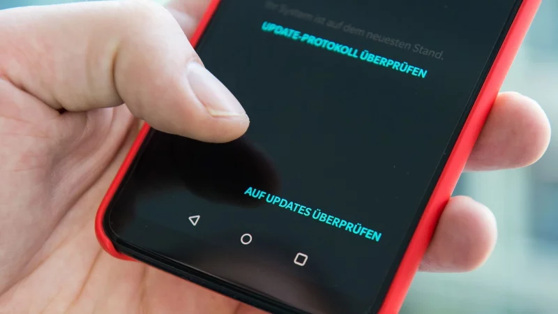 Wer Updates ignoriert, erleichtert es Kriminellen, Geräte mit Schadsoftware zu infizieren und an sensible Daten und Informationen zu gelangen. - © Silas Stein/dpa-tmn