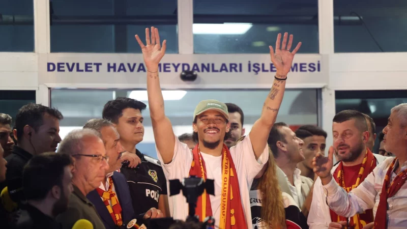 Leroy Sané hatte nach seiner Ankunft in Istanbul gute Laune. - © Murat Akbas/dpa