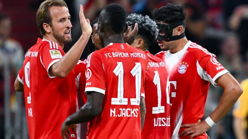 Bayern-Torjubel mit Doppelpacker Harry Kane (l) und Neuzugang Nicolas Jackson (Nr. 11). - &copy; Sven Hoppe/dpa