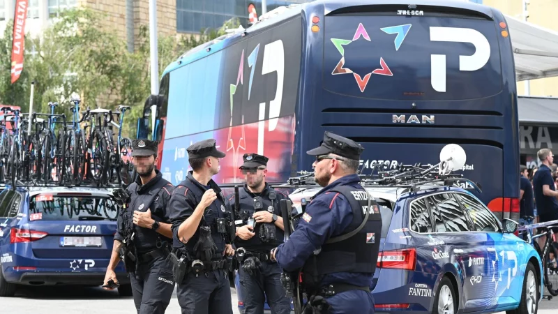 Einsatzkr&auml;fte sichern Teamfahrzeuge des Radrennstalls Israel-Premier Tech bei der Vuelta. - &copy; David De Haro/EUROPA PRESS/dpa