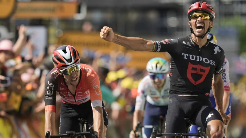 Ex-Weltmeister Julian Alaphilippe jubelt zu fr&uuml;h. - &copy; Thibault Camus/AP/dpa