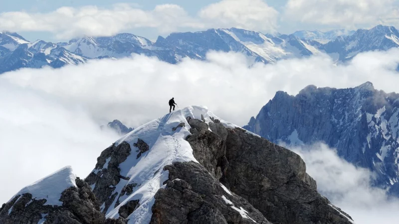 Kalkuliertes Risiko: Man sollte die F&auml;higkeit haben, im Zweifel selbst kurz vor dem Gipfel noch abzubrechen, sagt Profibergsteiger Rudolf Hauser. - &copy; Tobias Hase/dpa/dpa-tmn