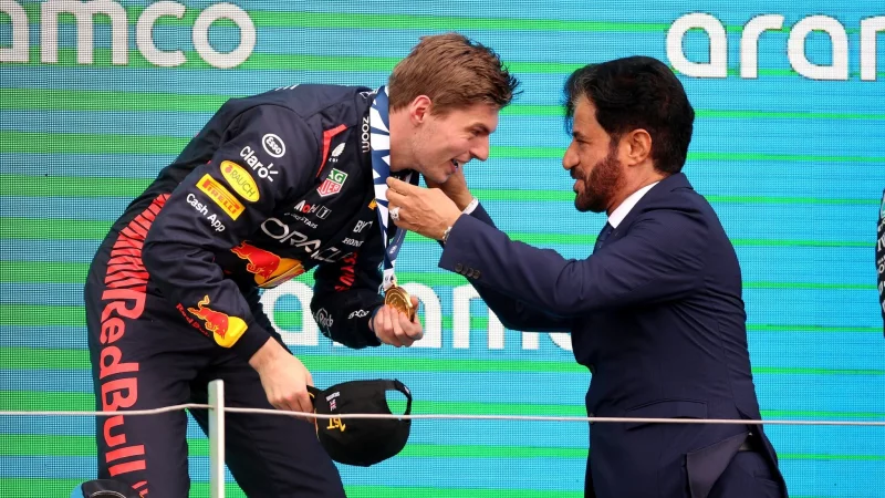 Teilsieg für Max Verstappen und Kollegen: Fia-Präsident Mohammed Ben Sulayem lenkt im Strafen-Streit ein. - © Nigel French/Press Association/dpa