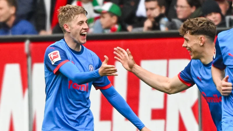 Kiels Doppel-Torschütze Alexander Bernhardsson (l) feiert in Augsburg. - © Armin Weigel/dpa