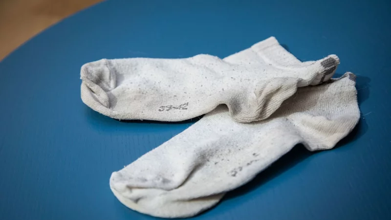 Gegen den Grauschleier: Werden Socken mit Hilfe von Hausmitteln wieder strahlend weiß? - © Christin Klose/dpa-tmn