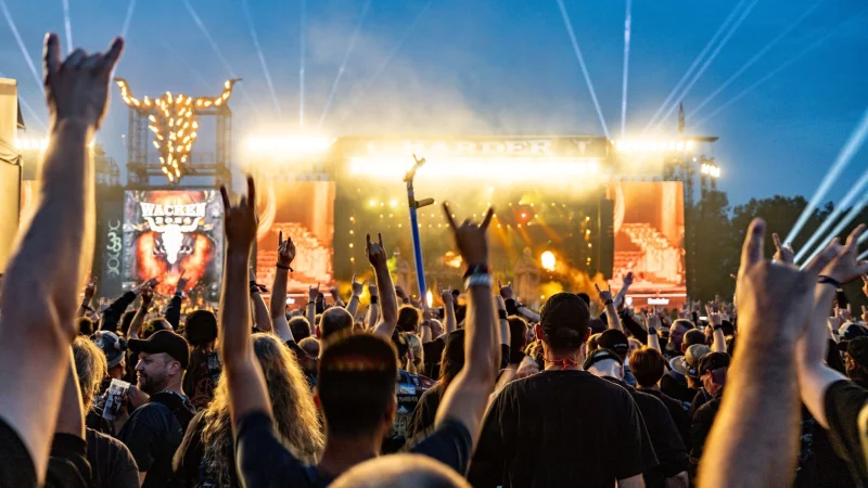 Gemeinsam die liebsten Bands feiern - so machen Festivals Spaß. Bei kleineren Gesundheitsproblemen hilft eine gut ausgestattete Festival-Apotheke. - © Axel Heimken/dpa/dpa-tmn