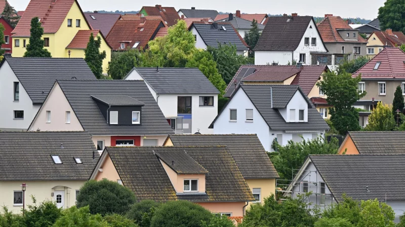 Werden nicht vollständig abbezahlte Immobilien innerhalb der Spekulationsfrist übertragen, oder müssen etwa Geschwister ausgezahlt werden, kann es sich lohnen, einen Steuerexperten zurate zu ziehen. - © Martin Schutt/dpa/dpa-tmn