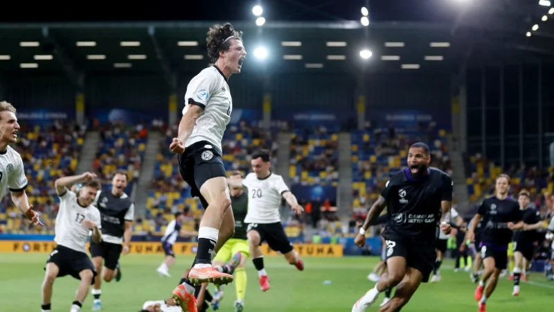 Die deutsche U21 jubelt über den Halbfinal-Einzug. - © Branislav Racko/dpa