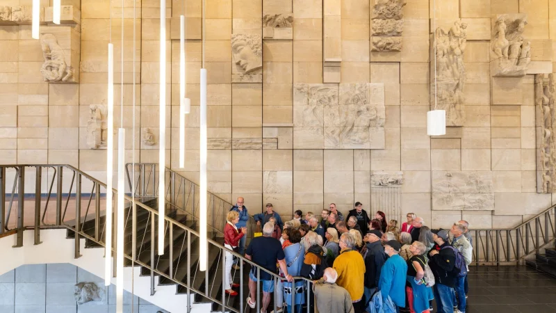Im Fokus des Tags des offenen Denkmals stand dieses Mal die sogenannte Ostmoderne. Ein prominentes Beispiel f&uuml;r die DDR-Architektur: das Kultur- und Kongresszentrum in Gera. Im Inneren des Betonquaders gilt die Reliefwand &laquo;Lied des Lebens&raquo; als Glanzst&uuml;ck der Bildhauerkunst in der DDR. - &copy; Michael Reichel/dpa