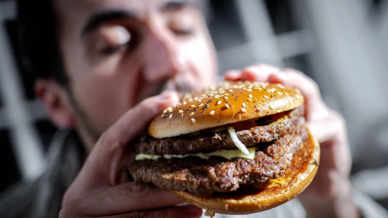 Wie klimafreundlich ist Dein Burger? Wer etwa Rindfleisch durch ein pflanzliches Patty ersetzt, kann die Klimabilanz deutlich verbessern. - © Sina Schuldt/dpa/dpa-tmn