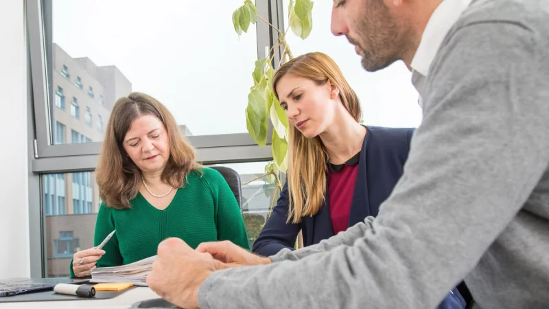 Prüfen, beraten, verbinden: Das Engagement als Verwaltungsbeirat einer WEG lohnt sich aus steuerlicher Sicht nicht. - © Christin Klose/dpa-tmn