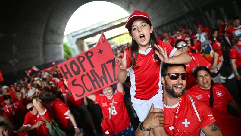Die Fans haben Spaß an der EM in der Schweiz. - © Sebastian Christoph Gollnow/dpa