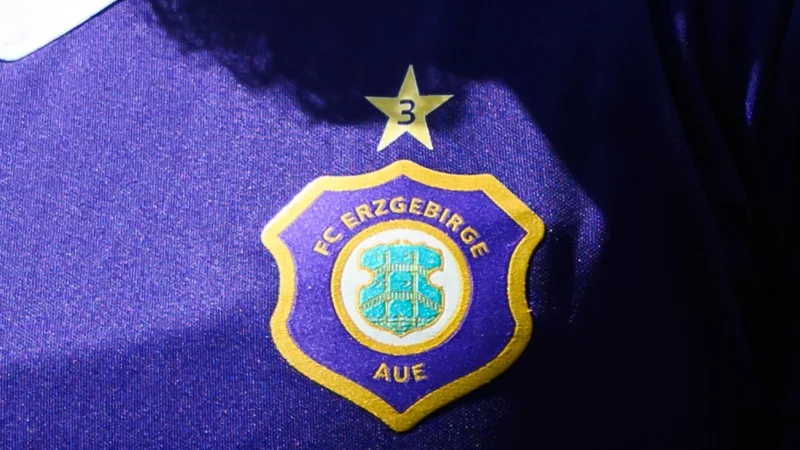 Bei einem Nachwuchsspiel des FC Erzgebirge Aue kam es zu Zuschauerausschreitungen. - © Robert Michael/dpa