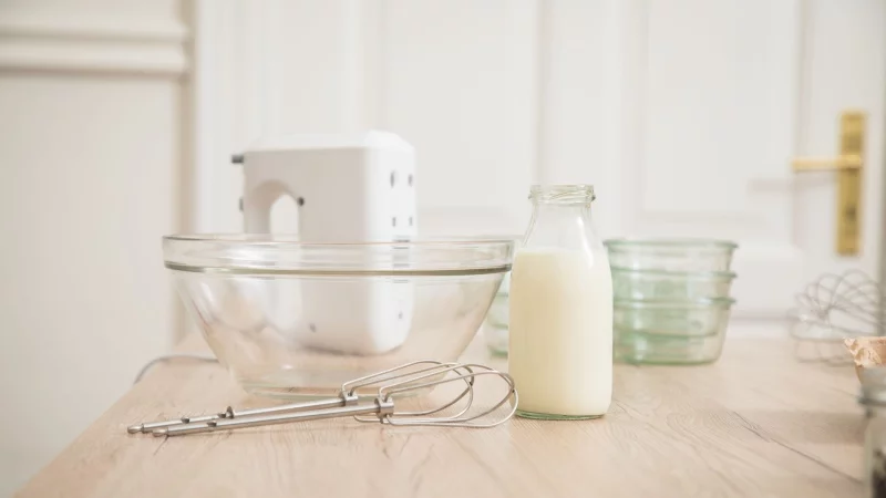 Gute Noten für Schlagsahne: Die meisten Produkte im Test überzeugen mit Geschmack und Schaumfestigkeit – auch einige pflanzliche Varianten schneiden gut ab. - © Christin Klose/dpa-tmn