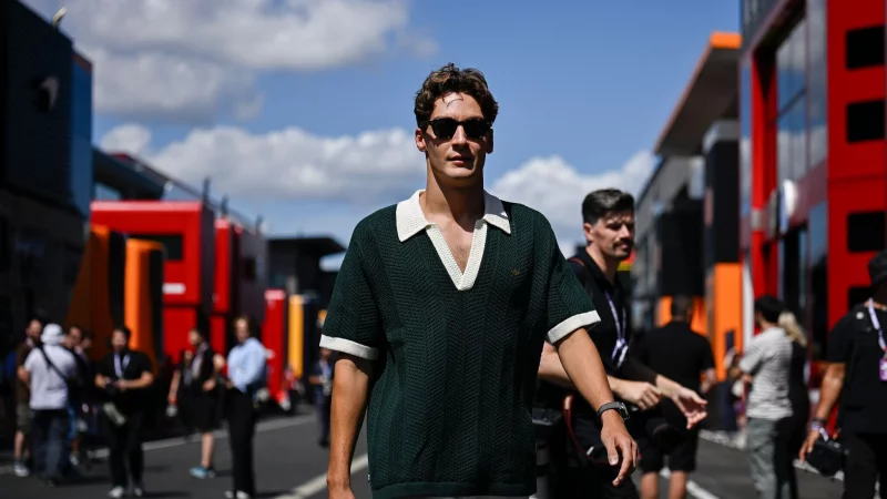 Mercedes-Chefpilot George Russell musste sich um seine Zukunft sorgen. - © Denes Erdos/AP/dpa