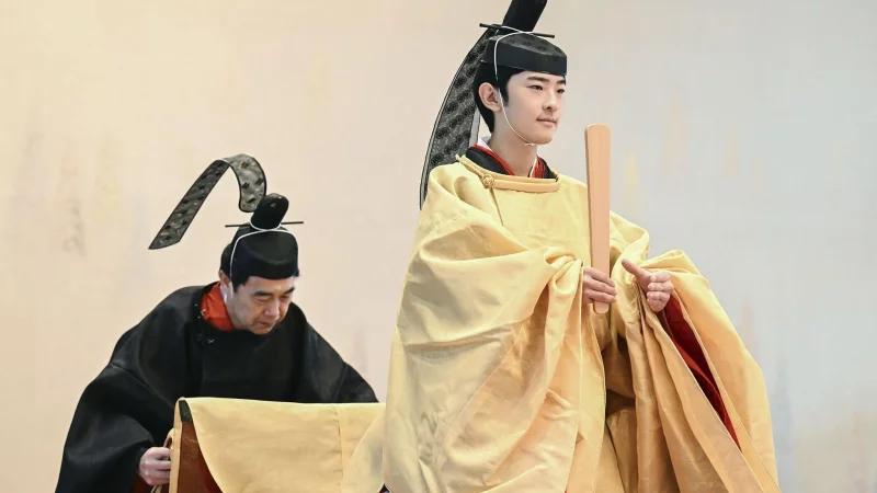 Die Zeremonie fand aus organisatorischen Gr&uuml;nden erst ein Jahr nach Hisahitos 18. Geburtstag statt. - &copy; ---/Kyodo/dpa