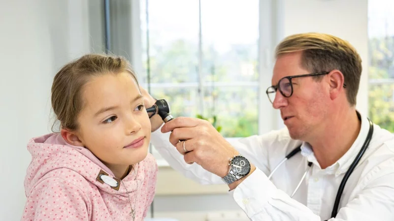 Was sitzt wie tief im Ohr? Ärztinnen und Ärzte können das herausfinden. - © Benjamin Nolte/dpa-tmn