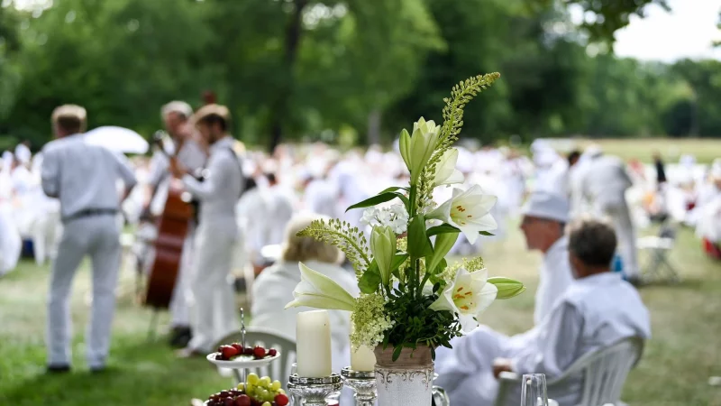 Geselligkeit in einer großen Runde - für Menschen mit einer sozialen Angststörung kann das eine große Belastung bedeuten. - © Jens Kalaene/dpa/dpa-tmn