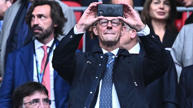 Bundeskanzler Friedrich Merz (CDU) dr&uuml;ckt den deutschen Frauen aus der Ferne die Daumen. Ein Stadionbesuch, wir hier beim Champions-League-Finale zwischen Borussia Dortmund und Real Madrid 2024 in London, ist momentan nicht geplant. - &copy; Tom Weller/dpa