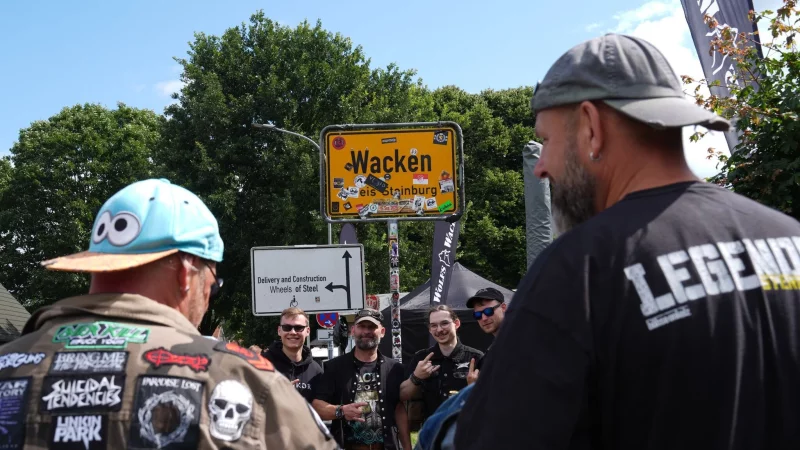 Beliebtes Motiv: Das Ortschild von Wacken. - &copy; Marcus Brandt/dpa