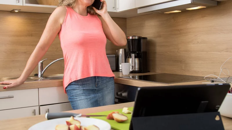 Keime auf dem Display: Wer beim Kochen das Smartphone oder Tablet nutzt, kann gefährliche Bakterien verteilen. - © Christin Klose/dpa-tmn