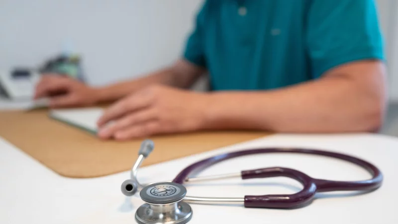 Ist die Arbeitsunf&auml;higkeit unglaubw&uuml;rdig, kann der Arbeitgeber die Lohnfortzahlung verweigern. - &copy; Sebastian Kahnert/dpa/dpa-tmn