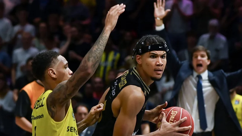 Brandon Tischler (r) spielt n&auml;chste Saison weiter f&uuml;r die MHP Riesen Ludwigsburg - &copy; Swen Pf&ouml;rtner/dpa