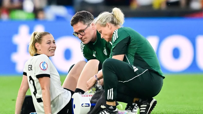 Sarai Linder fällt für das EM-Halbfinale gegen Spanien verletzt aus. - © Sebastian Christoph Gollnow/dpa