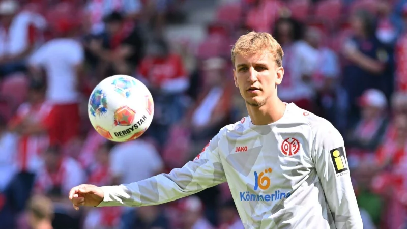 Nelson Weiper bindet sich länger an Mainz. - © Torsten Silz/dpa