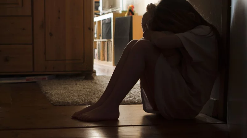 Ver&auml;nderungen von Kindern und Jugendlichen k&ouml;nnen verschiedene Ursachen haben - sexueller Missbrauch ist eine. Erwachsene sollten sie immer ernst nehmen und versuchen, ins Gespr&auml;ch zu kommen. - &copy; Silvia Marks/dpa-tmn