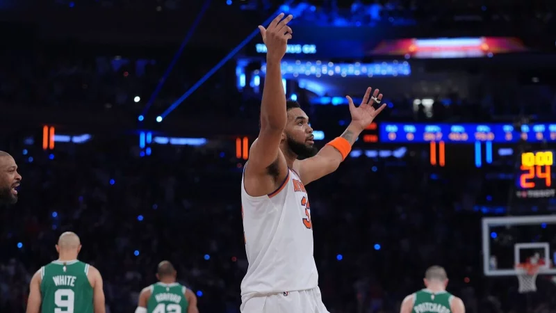 Karl-Anthony Towers freut sich in eigener Halle über den Einzug ins NBA-Halbfinale. - © Frank Franklin II/AP/dpa