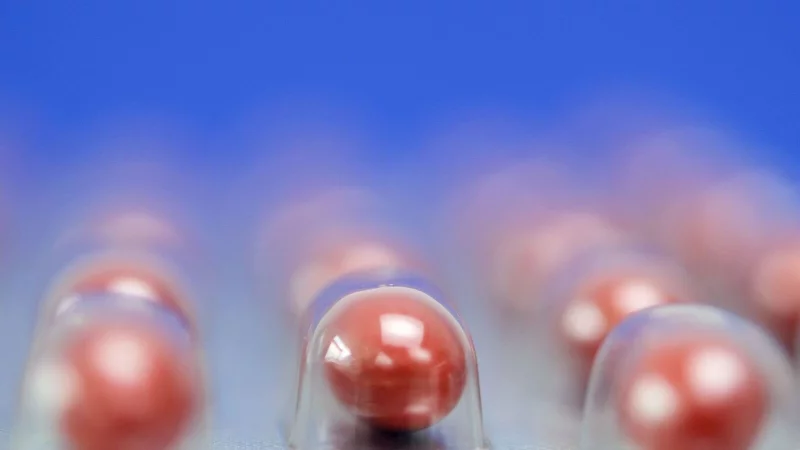 Betacarotin-Kapseln k&ouml;nnen dem K&ouml;rper zwar eine leichte Braunt&ouml;nung verleihen, einen ausreichenden Sonnenschutz bieten sie aber nicht. - &copy; Robert G&uuml;nther/dpa-tmn