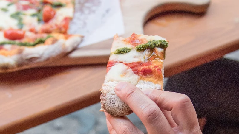 Pizza und Pinsa sehen sich sehr ähnlich - doch der Teig ist anders. - © Robert Günther/dpa-tmn