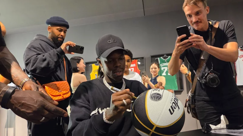 Dennis schreibt in einem Braunschweiger Einkaufszentrum Autogramme und macht Selfies mit den Fans. - &copy; Christian Brahmann/dpa