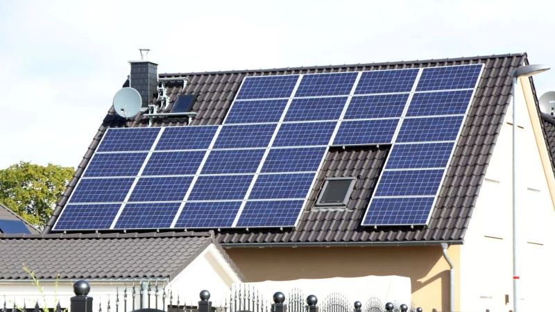 Wer seine PV-Anlage noch vor dem 1. August ans Netz gebracht hat, profitiert von einer geringf&uuml;gig h&ouml;heren Verg&uuml;tung. Erfolgt die Installation erst nach dem Stichtag, gelten reduzierte S&auml;tze. - &copy; Nestor Bachmann/dpa-tmn