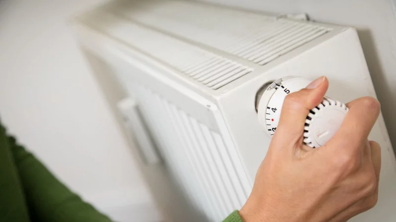 Wenn die Heizsaison beginnt, kann man mit ein paar einfachen Handgriffen f&uuml;r mehr W&auml;rme in der Wohnung sorgen. - &copy; Christin Klose/dpa-tmn