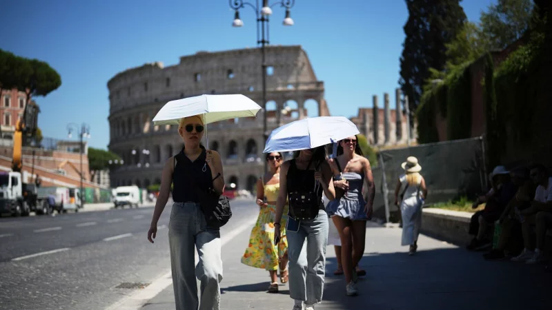 Große Hitze auch in Rom. Reiserechtlich gesehen aber genügt Hitze allein nicht als Begründung für einen kostenfreien Reiserücktritt. - © Andrew Medichini/AP/dpa-tmn