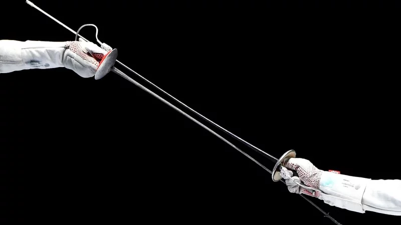 Zwei Fechter im Duell. - &copy; Balazs Czagany/MTI/dpa