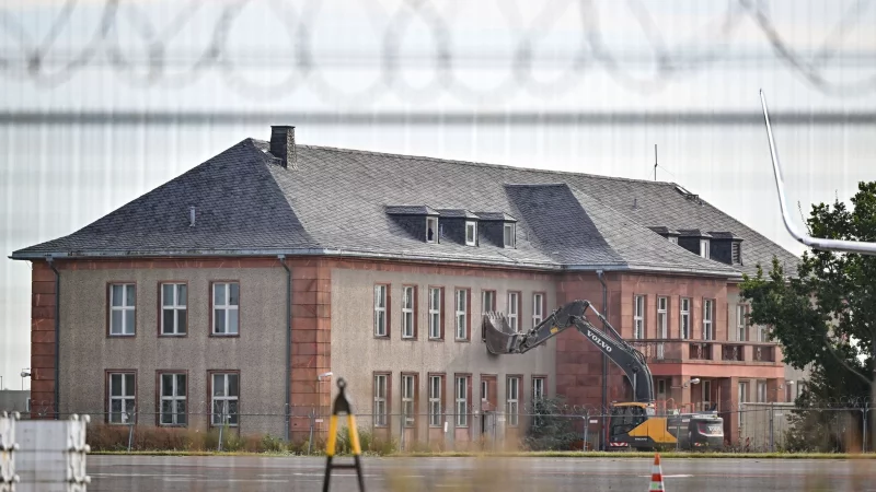 Das Generalshotel in Schönefeld vor den Toren Berlins musste einem Parkplatz für Flugzeuge weichen. (Archivbild) - © Patrick Pleul/dpa