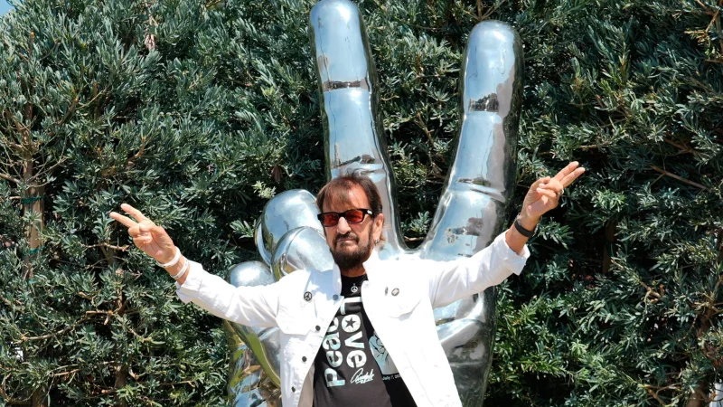 Ringo Starr vor der von ihm gestalteten «Peace and Love»-Statue in seiner Wahlheimat Los Angeles. (Archivfoto) - © Chris Pizzello/Invision/dpa