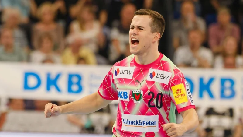 Tim Freihöfer wirft die Füchse ein Stück näher an den Titel. - © Frank Molter/dpa