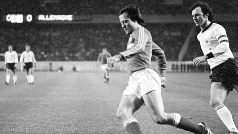 Bernard Lacombe (l) starb nach Angaben seines langjährigen Clubs Olympique Lyon. - © picture-alliance/ dpa