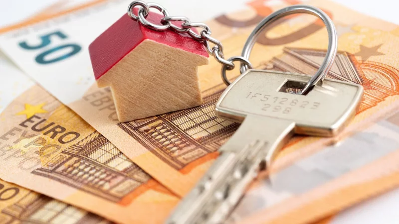 Spätestens mit der Übergabe der Wohnungsschlüssel ist in der Regel ein Teil der Kaution fällig. Der Gesamtbetrag darf in Raten bezahlt werden. - © Andrea Warnecke/dpa-tmn