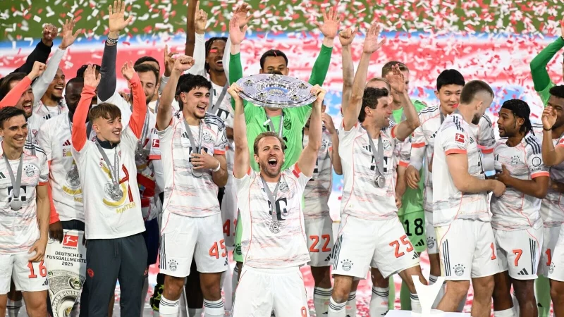 Der FC Bayern um Torjäger Harry Kane bejubelt die Meisterschaft. - © Sven Hoppe/dpa