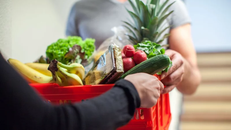 Anders als im Supermarkt m&uuml;ssten Online-H&auml;ndler weder das Mindesthaltbarkeits- noch das Verbrauchsdatum vor dem Kauf angeben. - &copy; Christin Klose/dpa-tmn