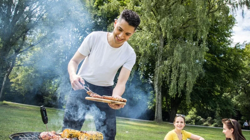 Hygiene ist entscheidend: Gründliches Reinigen von Händen und Küchenutensilien reduziert das Risiko von unerwünschten Nachwirkungen der Grillparty. - © Christin Klose/dpa-tmn