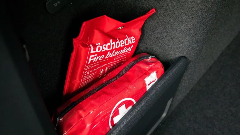 Eine L&ouml;schdecke ist wesentlich platzsparender als ein klassischer Feuerl&ouml;scher. Der Umgang damit sollte aber ge&uuml;bt werden. - &copy; Christin Klose/dpa-tmn