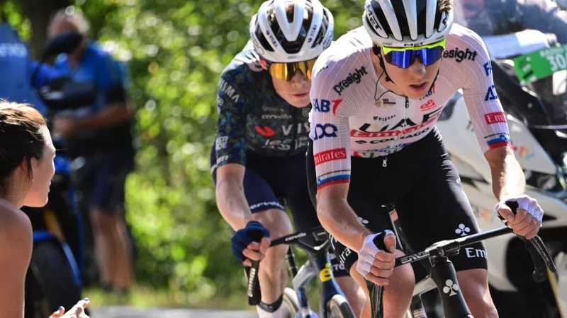 Lieferten sich einen ersten Schlagabtausch: Tadej Pogacar (r) und Jonas Vingegaard. - © Bernard Papon/Pool L\\\'Equipe/AP/dpa