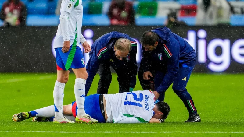 Italien am Boden: Das Team um Alessandro Bastoni muss schon wieder um die WM-Qualifikation bangen. - © Lise Åserud/NTB/dpa