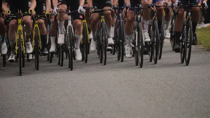 Bei einem Radrennen auf Guadeloupe sind zwei Sportler ausgeschlossen worden, die eine Abk&uuml;rzung gefahren sind (Symbolbild). - &copy; Thibault Camus/AP/dpa